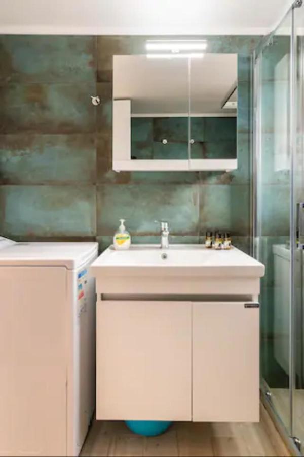 Βright Walled Designed Apt In Glyfada Center 雅典 外观 照片