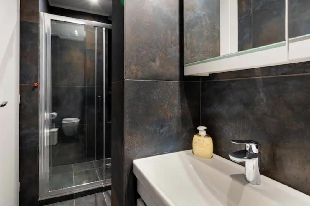 Βright Walled Designed Apt In Glyfada Center 雅典 外观 照片