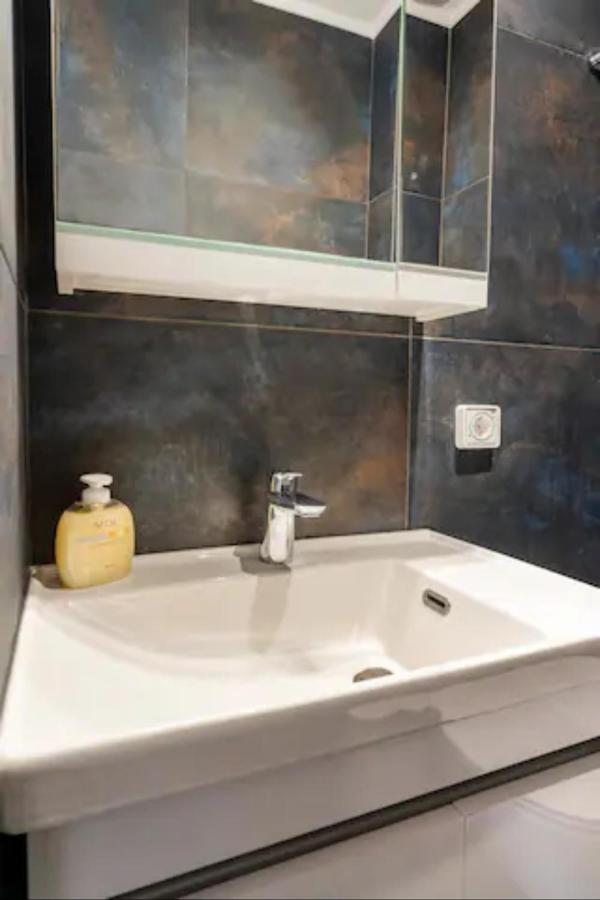 Βright Walled Designed Apt In Glyfada Center 雅典 外观 照片